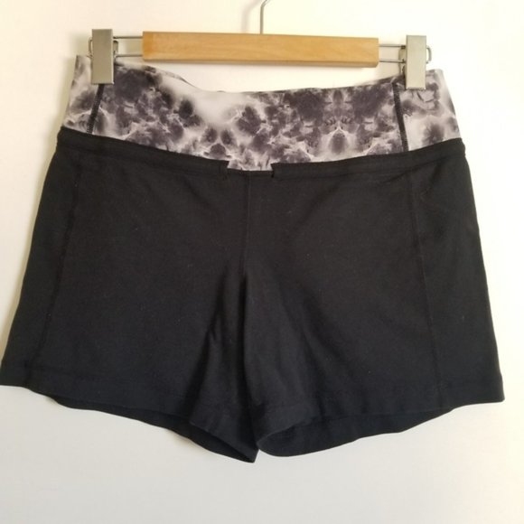 Lululemon Black Gray Floral Knit Shorts Size 8 ? - Picture 1 of 3